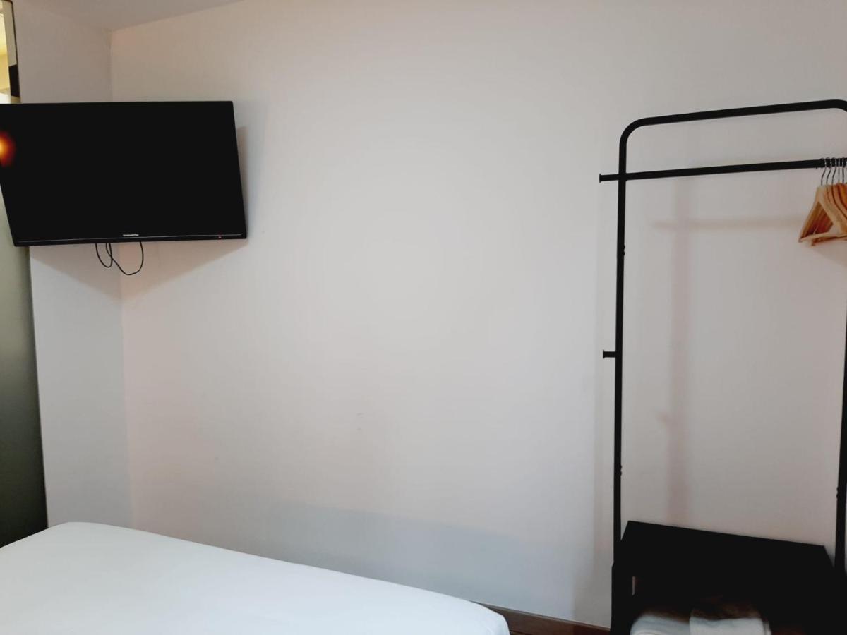 Hostal Laia By Gaiarooms Барселона Экстерьер фото