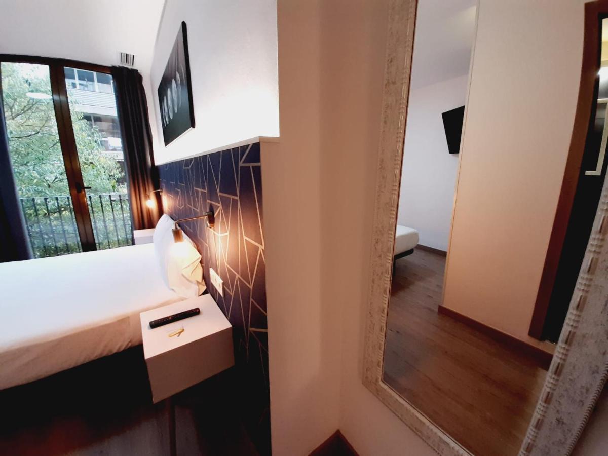 Hostal Laia By Gaiarooms Барселона Экстерьер фото